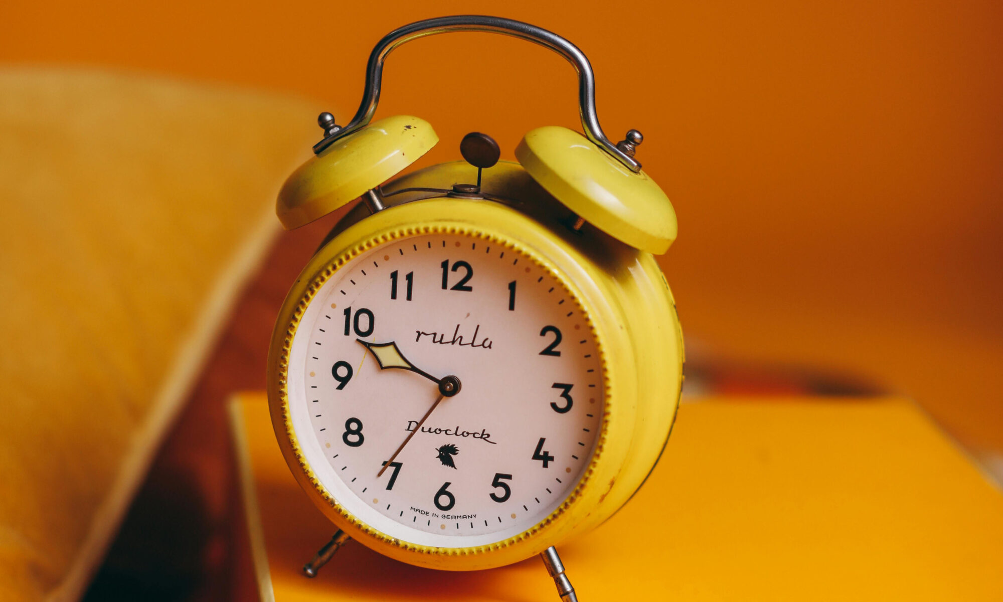 analogowy żółty budzik