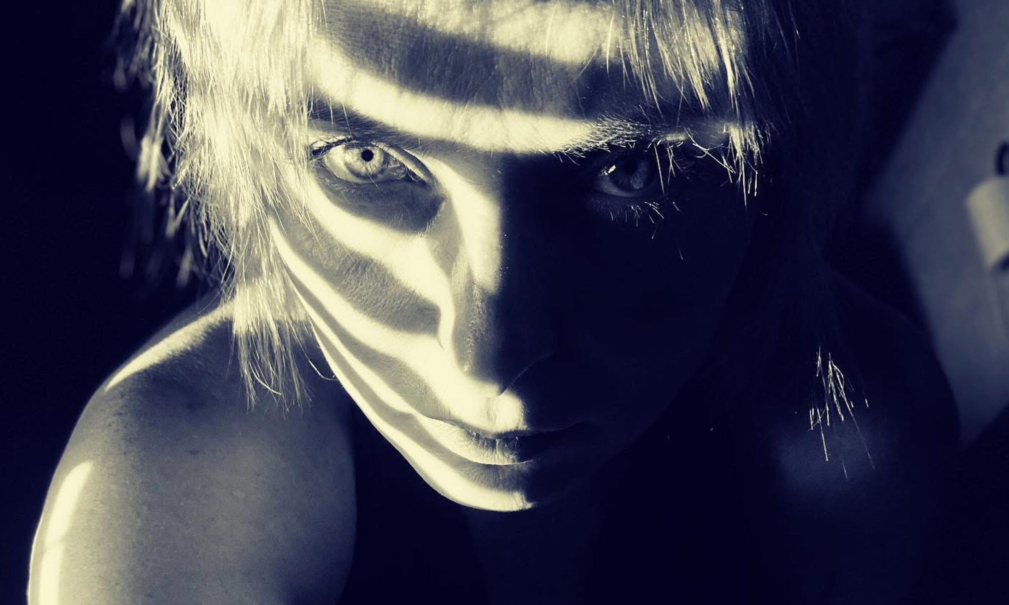 twarz w złowrogim spojrzeniu